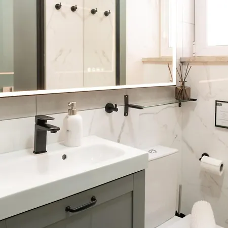 Daire New! Luxury 2br Retreat, 2 Baths, Ac, Citycenter Lisboa