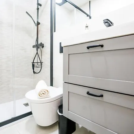 アパート New! Luxury 2br Retreat, 2 Baths, Ac, Citycenter リスボン