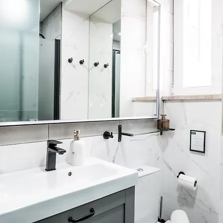 New! Luxury 2br Retreat, 2 Baths, Ac, Citycenter Apartmán *